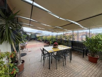 Istituti - Ospedali. Luminoso e ampio ultimo piano con terrazza di mq.90