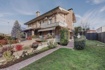 Vigonza località Busa. Porz. di bifamiliare con giardino piantumato