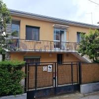 Porta Trento. Intera bifamiliare con garage e giardino