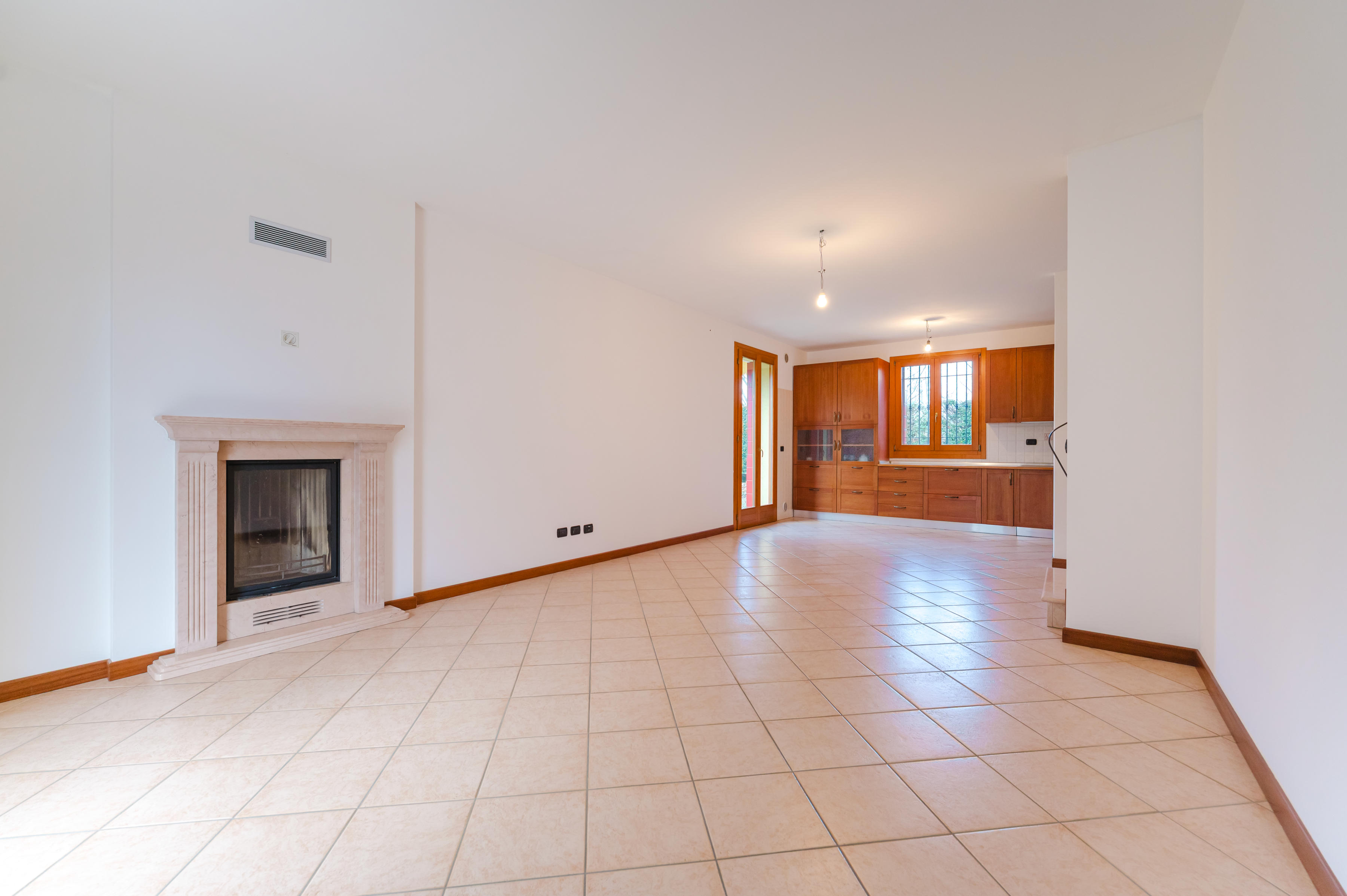 Campodarsego localit&agrave; Sant&rsquo;Andrea. Villa bifamiliare con giardino su 3 lati