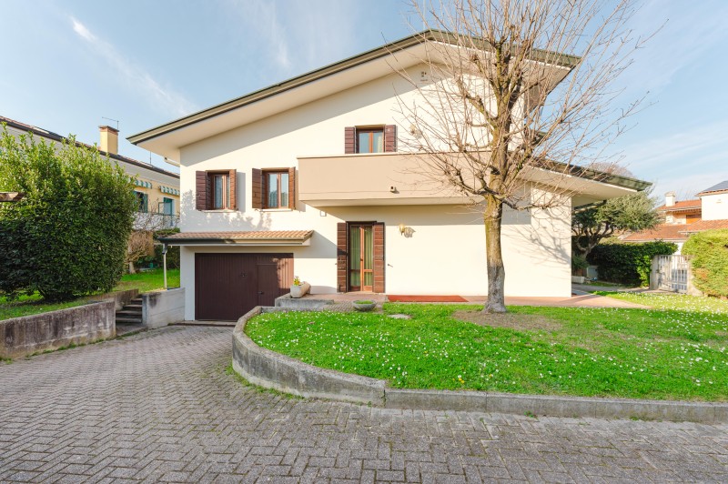 Vigodarzere. Porzione di casa con giardino di mq. 400