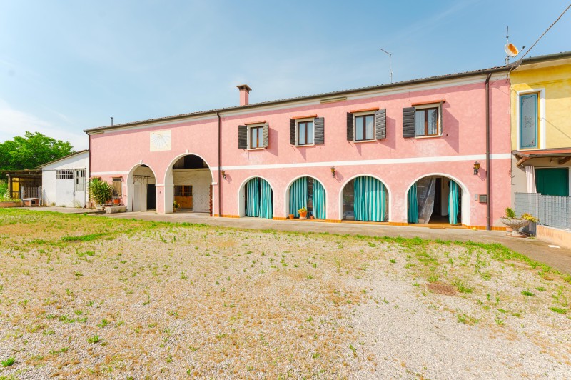 Cadoneghe. Rustico di ampia metratura