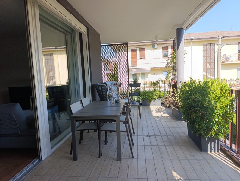 Sacra Famiglia. In piccolo contesto, elegante appartamento con terrazzo perimetrale.