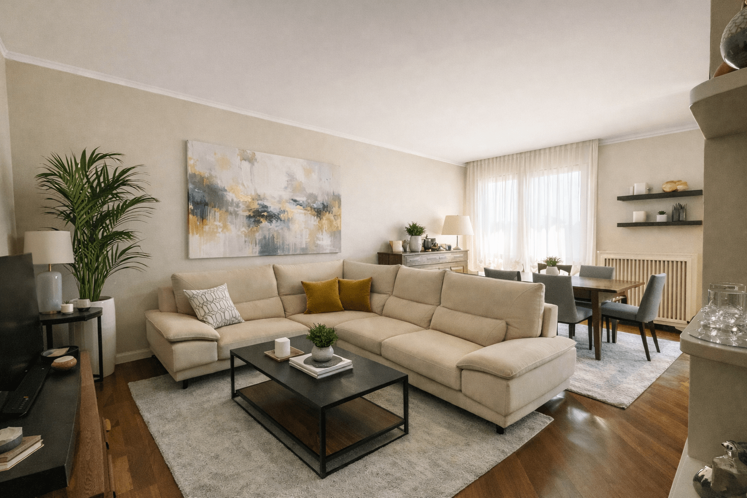 Centro, Largo Europa. Ampio e luminoso appartamento con garage di proprietà Centro, Largo Europa. Ampio e luminoso appartamento con garage di proprietà