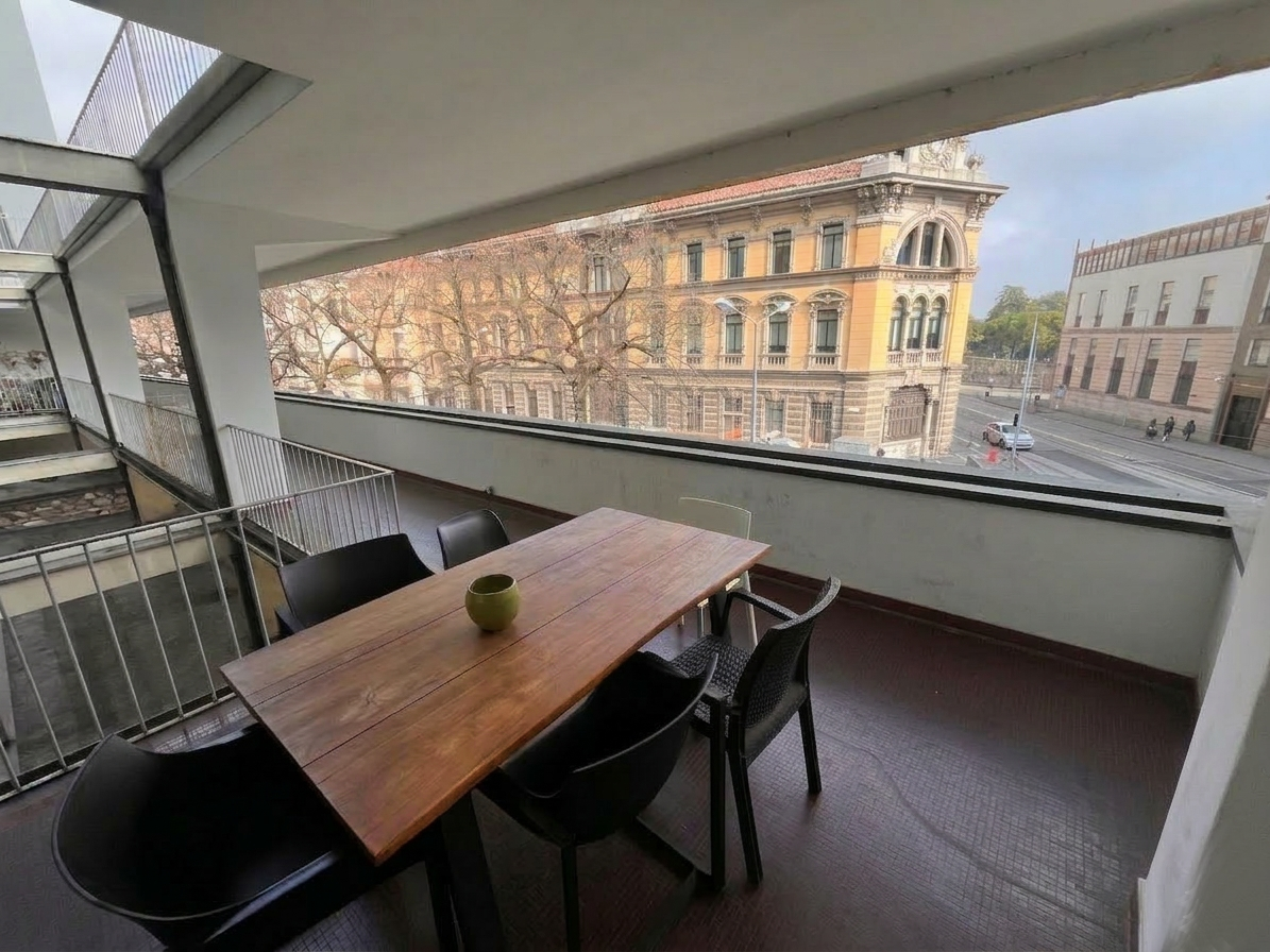 Centro. Luminoso appartamento con splendido terrazzo abitabile