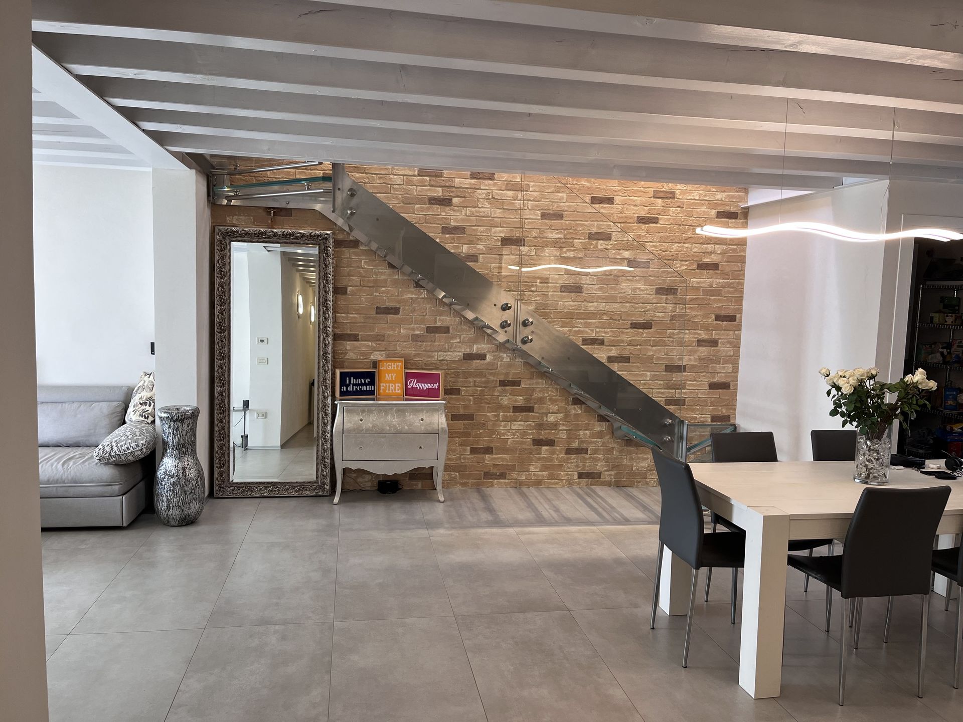 Palestro. Particolare e raffinato duplex  tutto arredato in classe B.