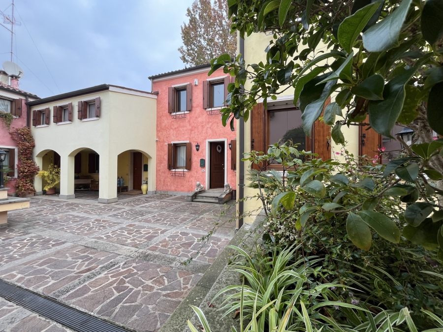 Centro storico. Palazzetto terra - cielo con doppio garage + p. auto