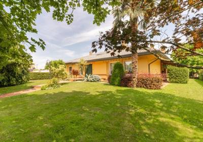 Cadoneghe loc. Bragni, signorile villa con giardino di mq. 1.000