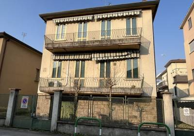 Forcellini inizio. Intera bifamiliare da ristrutturare
