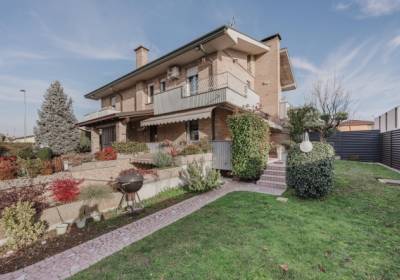Vigonza località Busa. Porz. di bifamiliare con giardino piantumato