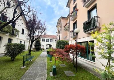 Centro, spazioso appartamento ultimo piano su due livelli con garage
