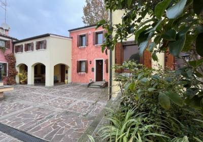 Centro storico. Palazzetto terra - cielo con doppio garage + p. auto