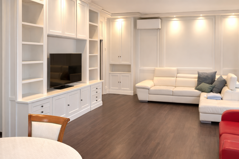 Centro, zona Specola. Elegante appartamento con 2 garage