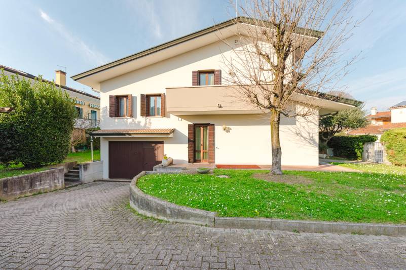 Vigodarzere. Porzione di casa con giardino di mq. 400