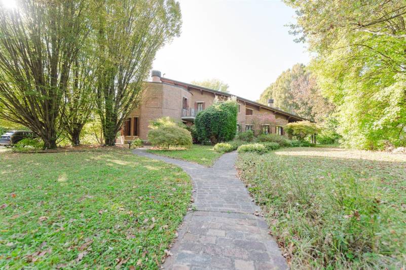 Campodarsego. Villa immersa nel verde