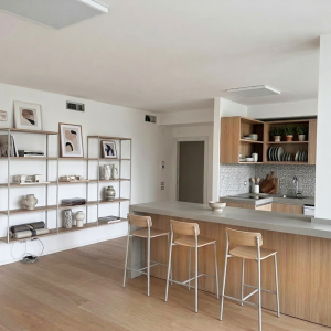 Le immagini presentano un allestimento di home staging virtuale.