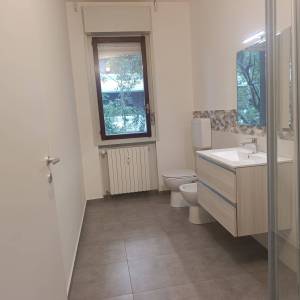 bagno finestrato con doccia