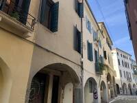 Centro storico, occhio di portico