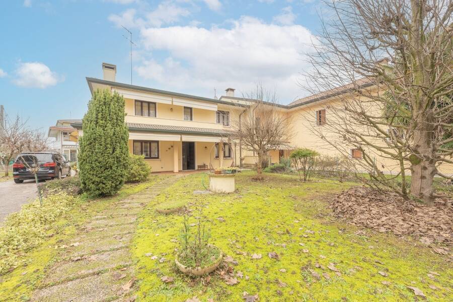Noventa Padovana, casa singola con meraviglioso giardino - Grimaldi Immobiliare Padova Noventa Padovana, casa singola con meraviglioso giardino - Grimaldi Padova