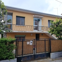 Porta Trento. Intera bifamiliare con garage e giardino