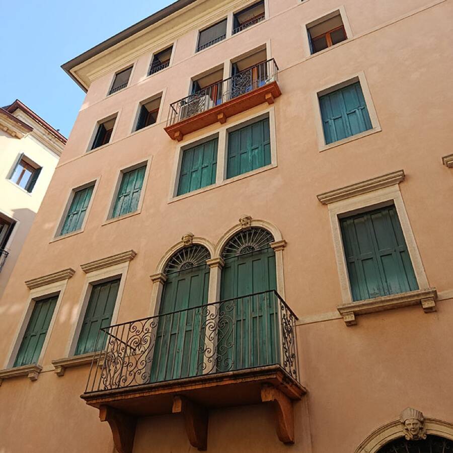 Centro storico, zona Ghetto. Appartamento con 2 camere matrimoniali + terrazzo di mq. 24 - Grimaldi Padova