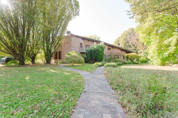 Campodarsego. Villa immersa nel verde