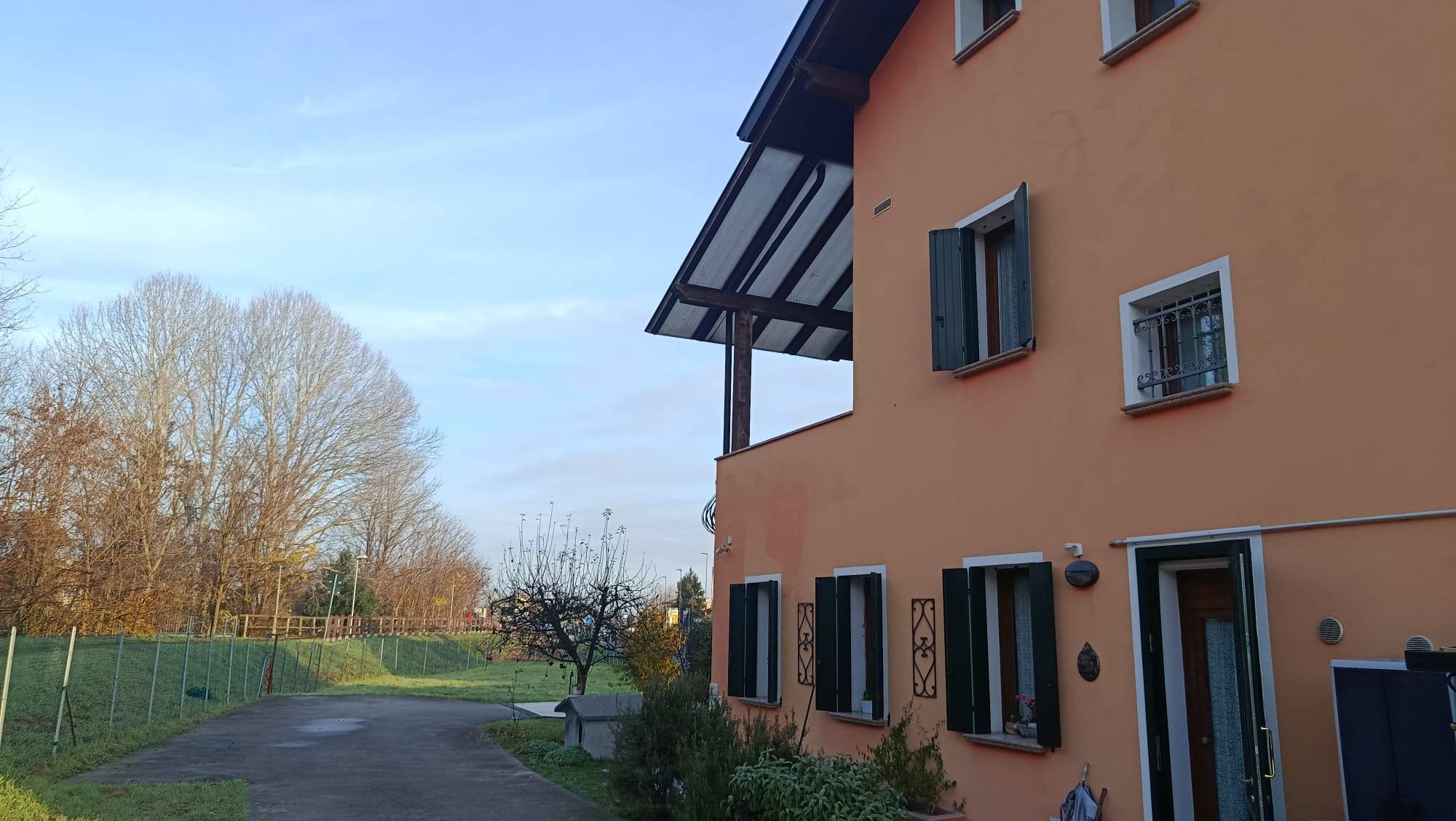 Mont&agrave;. Casa singola con giardino di mq. 860